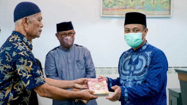 Di Soppeng, Gubernur ASS Serahkan Wakaf Al-Quran dan Hibah Sarana Masjid&nbsp;