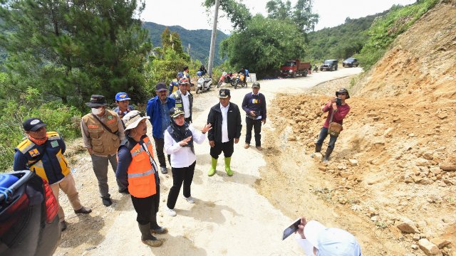 Bupati Lutra Tinjau Lokasi Longsor di Rongkong