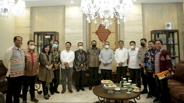 Rombongan Gereja Sinode Toraja menemui Wali Kota Makassar Moh Ramdhan "Danny" Pomanto di kediaman pribadinya jalan Amirullah Makassar. Jumat (13/5/2022).

