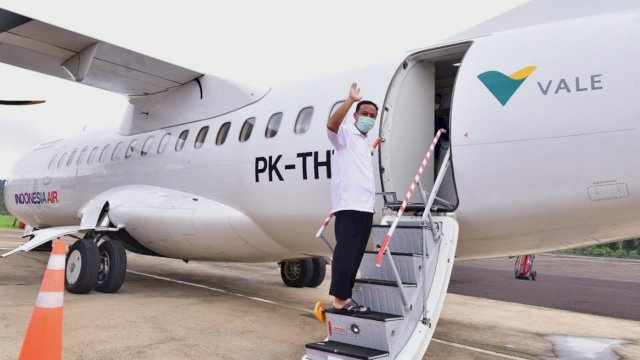 Saat Gubernur ASS menaiki pesawat dari Bandara Sorowako.