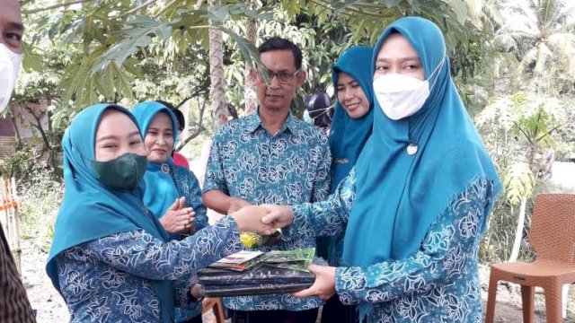 Ciptakan Kemandirian Pangan di Desa, TP-PKK Luwu Utara Bagi-bagi Benih Sayuran
