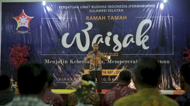 Wali Kota Makassar saat menghadiri ramah tamah Hari Raya Waisak.