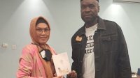 Rektor UIM Majdah M Zain Berikan Buku Sajadah Majdah Ke Tokoh Muslim Los Angeles