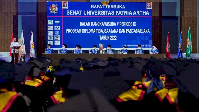 Gubernur Sulsel saat memberi sambutan di acara wisuda Universitas Patria Artha.