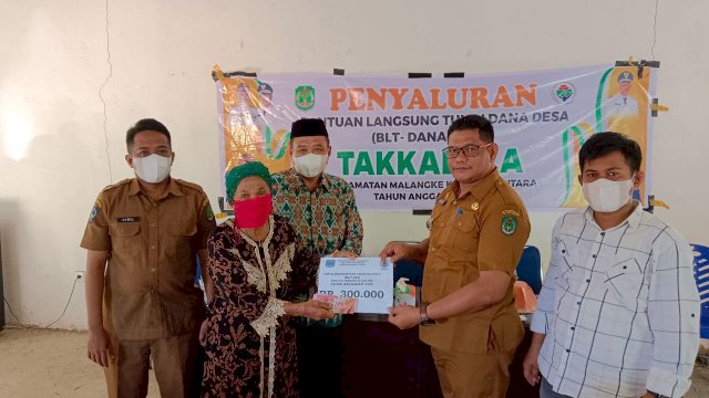 Warga Desa Takkalala Terima BLT-DD, Ini Empat Pesan Penting Camat Malangke