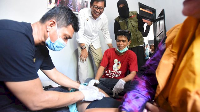 Wabup Lutra,  Tinjau Pelaksanaan Khitanan Massal