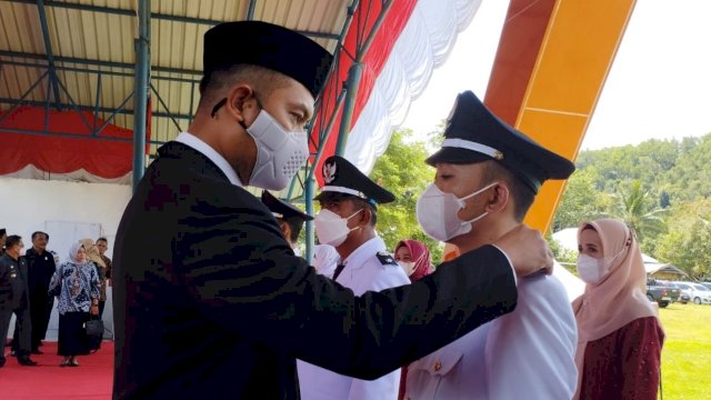 Bupati ASA saat melantik kepala desa.