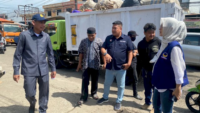 Saat Rudianto Lallo dan Cicu turun meninjau jalan Antang Raya.