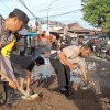 Bersama Warga Personil Polsek Manggala Timbun Jalan Berlubang di Antang