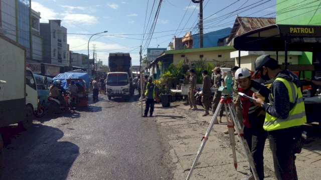 Mengukur jalan Antang Raya.