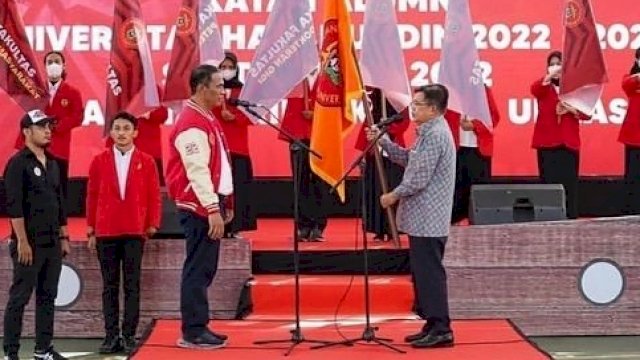 Momen Jusuf Kalla (JK) menyerahkan estafet kepemimpinan IKA Unhas kepada Andi Amran Sulaiman (AAS). Yang disaksikan hampir seribuan orang pengurus. Sabtu (15/5).