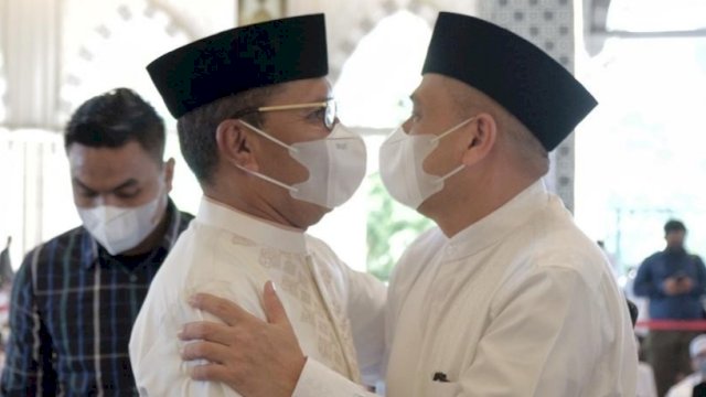 Terlihat Wali Kota Makassar Danny Pomanto sedang berpelukan dengan Ketua Golkar Makassar Munafri Arifuddin alias Appi saat menghadiri acara Haul Haji Kalla-Athirah. Minggu (15/5).