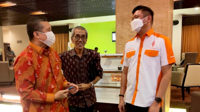 Erwin Aksa mengenakan batik merah sedang berhadapan dengan Adnan.