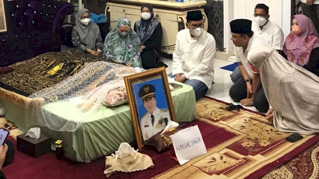 Saat Wali Kota Makassar melayat ke rumah duka mantan Bupati Bantaeng 
dan Mamasa itu, Senin (16/5).