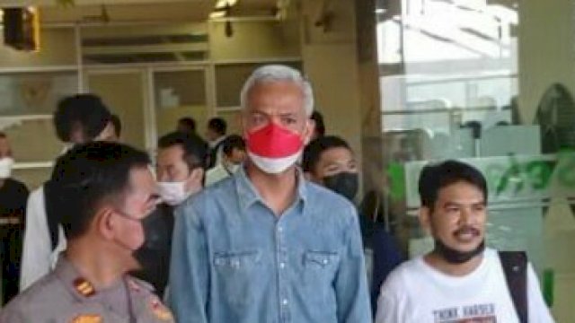 Ganjar Pranowo saat tiba di Bandara Sultan Hasanuddin (Sulhas). 