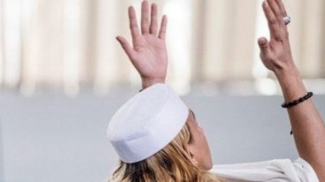 Habib Bahar bin Smit mengangkat tangan ke depan seperti sedang berdoa.