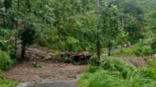 Akses utama Jalan Sinjai-Malino terputus, Minggu subuh tadi (8/5).