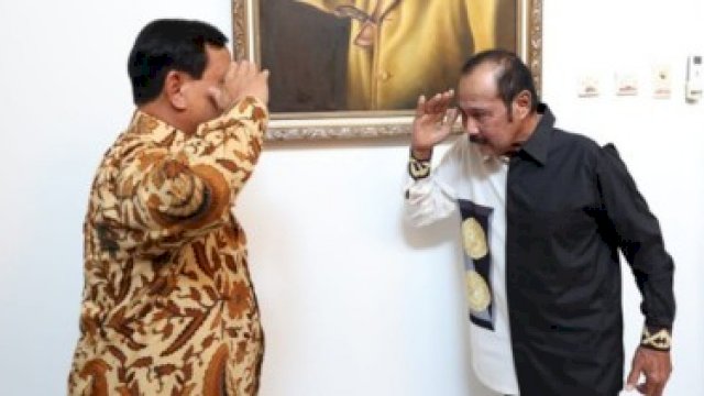 Prabowo hormat kepada Subagyo, begitupun sebaliknya. Saat itu di kediaman Subagyo do Yogyakarta. Minggu (8/5).