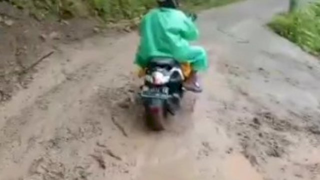 Bekas longsor jalan poros Sinjai-Malino.