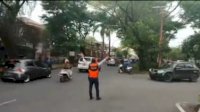 Petugas Dishub Makassar Turun Cegah Kemacetan di Jalan Hertasning