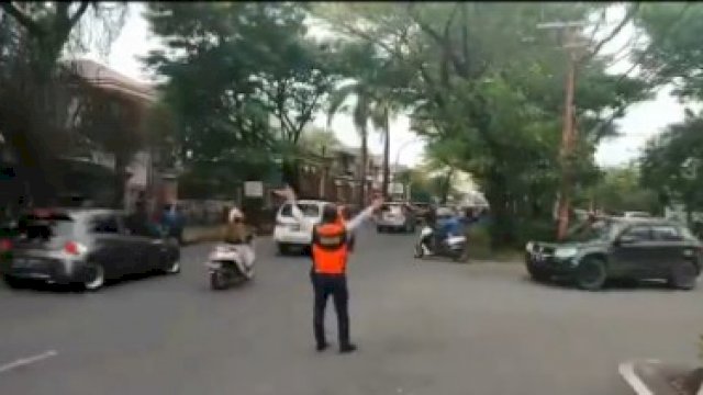 Petugas Dishub Makassar Turun Cegah Kemacetan di Jalan Hertasning