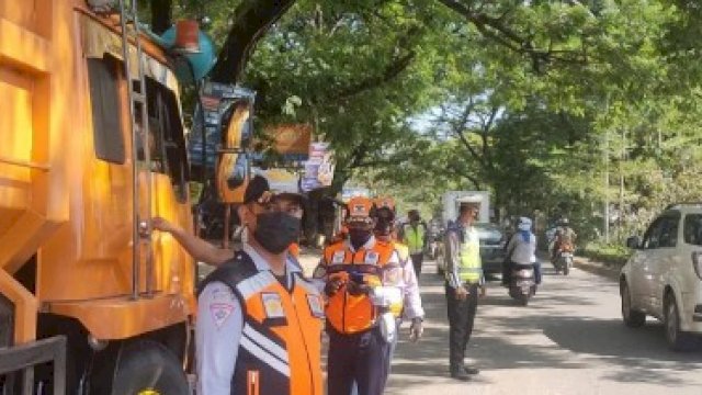 Penertiban truk tonase 8 ton.