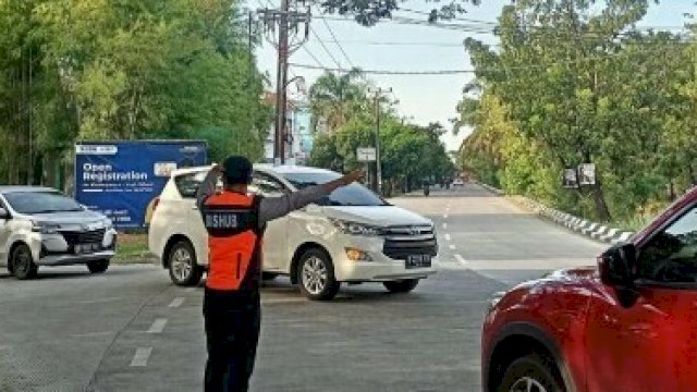 Petugas Dishub Makassar Turun Menertibkan Lalin, Ini Titiknya