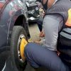 Petugas Dishub Makassar Gembok Kendaraan yang Parkir di Area Larangan Parkir