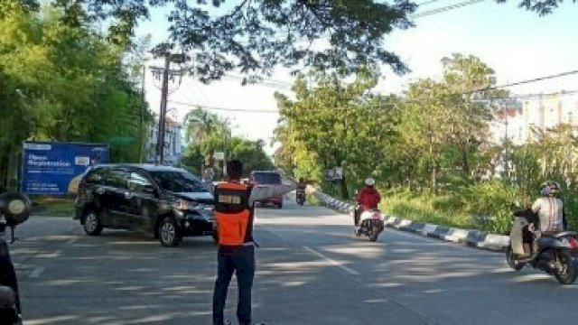 Pengawasan lalin oleh petugas Dishub Makassar.