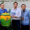 Dispus Makassar Dapat Bantuan Tempat Sampah Outdoor dari PT Penerbit Erlangga