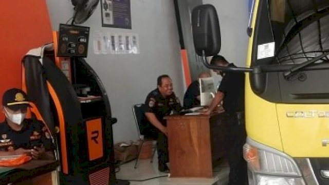 Dishub Kota Makassar Lakukan Pengecekan Rem dan Timbangan Kendaraan