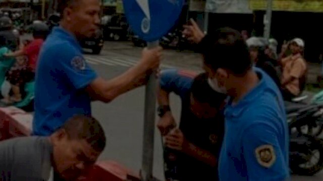 Dishub Makassar Pasang Rambu Lalin di Perempatan Jalan Veteran