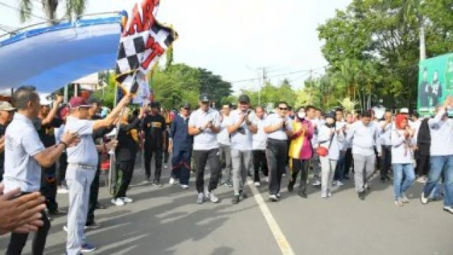 Ribuan Peserta Meriahkan Jalan Santai Hardiknas di Sinjai&nbsp;