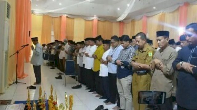 Ratusan Jajaran Disdik Sinjai Salat Gaib dan Tauziah Atas Wafatnya Andi Rudiyanto Asapa