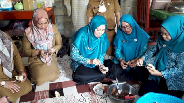 Tingkatkan Kesejahteraan Keluarga, 10 Perempuan Kepala Keluarga Dilatih Membuat Dodol Nipa