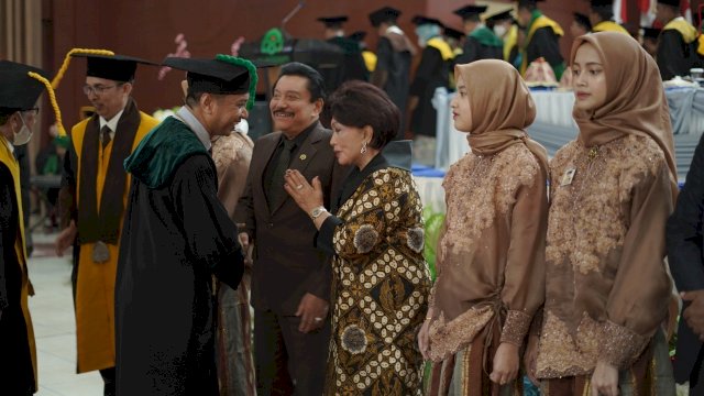 Terlihat Hendropriyono menyaksikan langsung pengukuhan Mustari Mustafa sebagai guru besar di UIN Alauddin, Kabupaten Gowa, Sulsel. Kamis (2/6).