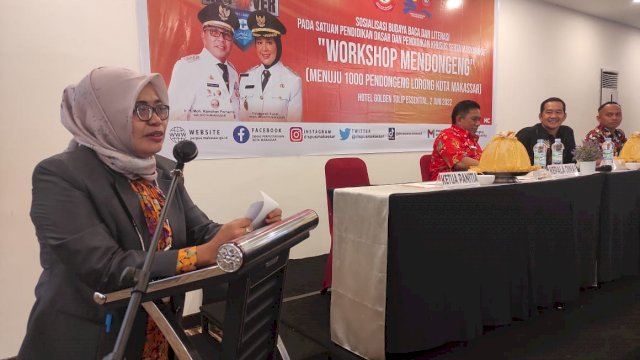 Kepala Dinas Perpustakaan Kota Makassar, Tenri A Palallo saat memberi sambutan dalam workshop mendongeng.
