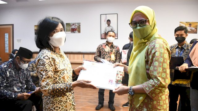 Bupati Lutra Serahkan 17 SK Pensiun Janda dan Duda