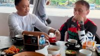 Datang di Bantaeng, Ilham Azikin Suguhkan Kopi Wine ke Ketua PSSI&nbsp;