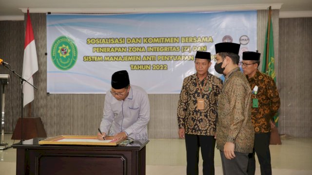 Walkot Makassar Tandatangani Komitmen Bersama Zona Integritas PN&nbsp;