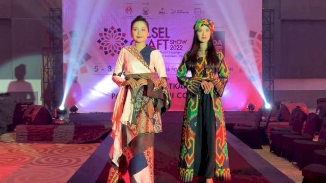Batik Rongkong Rancangan Desainer Rinamariana Sita Perhatian Pengunjung Sulsel Craft Show 2022