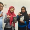 Manager Telkomsel Serahkan Buku Pertamanya ke Perpustakaan Makassar