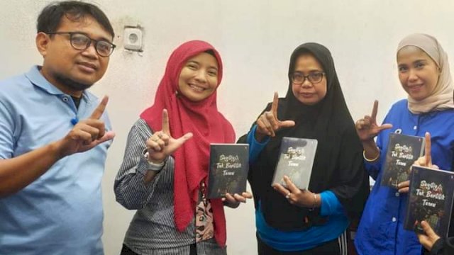 Manager Telkomsel Serahkan Buku Pertamanya ke Perpustakaan Makassar