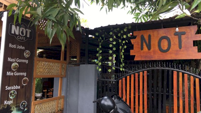 Bagian halaman depan NOT Cafe.