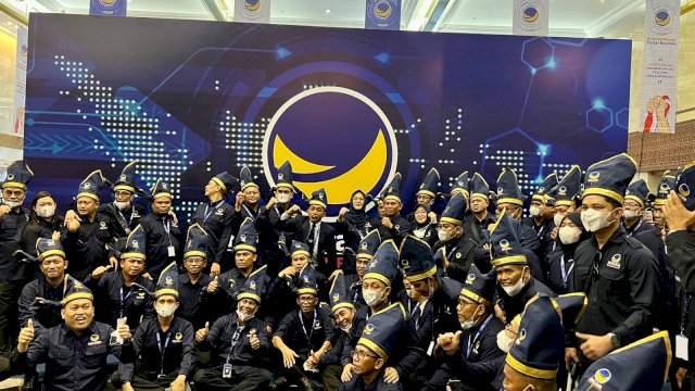 Mencuri Perhatian, Rombongan Sulsel Kompak Pakai &lsquo;Passapu&rsquo; di Rakernas NasDem