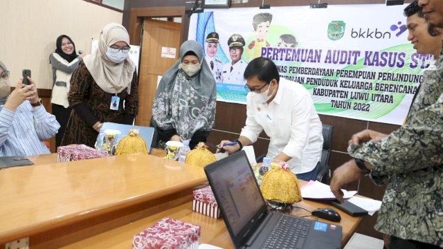 Gelar Pertemuan Audit Kasus Stunting, Pemda Lutra Tanda Tangani Komitmen Bebas Benturan