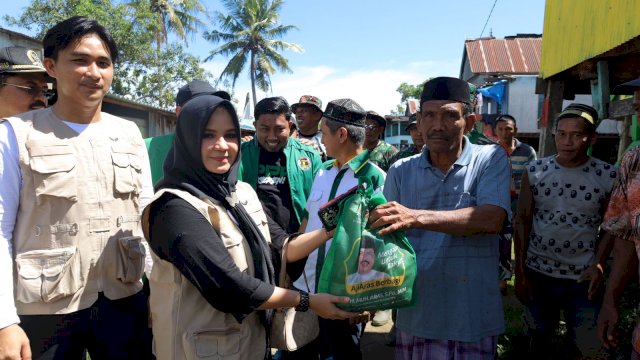 Datang ke Lokasi Bencana Maros, Muhammad Aras Salurkan Bantuan Warga.