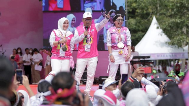 Tampil Keren di Hadapan Ribuan Alumni, Danny Beli Celana Putih di Pasar Bedugul&nbsp;