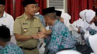 Lepas Jemaah Calon Haji asal Bantaeng, Ilham Azikin Minta Jaga Nama Baik Daerah