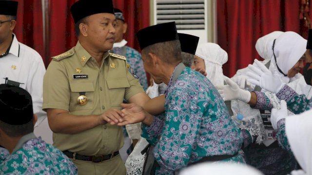 Lepas Jemaah Calon Haji asal Bantaeng, Ilham Azikin Minta Jaga Nama Baik Daerah